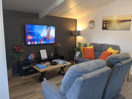 Smart TV, books. The Flat on Muddy- Welcome to your stylish home away from home!