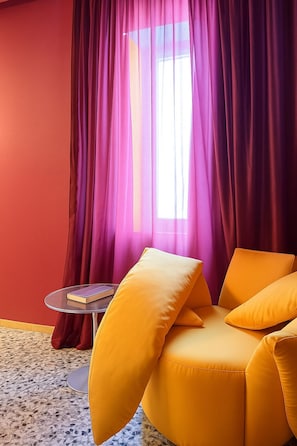 Tallelokero huoneessa, pimennysverhot, ilmainen Wi-Fi