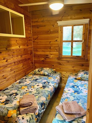 2 bedrooms, internet, bed sheets