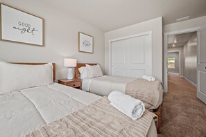 4 Schlafzimmer, Schreibtisch, Bügeleisen/Bügelbrett, Reisekinderbett