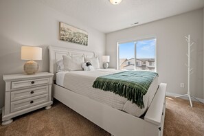 4 Schlafzimmer, Schreibtisch, Bügeleisen/Bügelbrett, Reisekinderbett