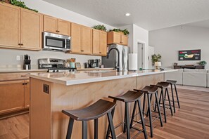 Kjøleskap, mikrobølgeovn, ovn og kokeplater