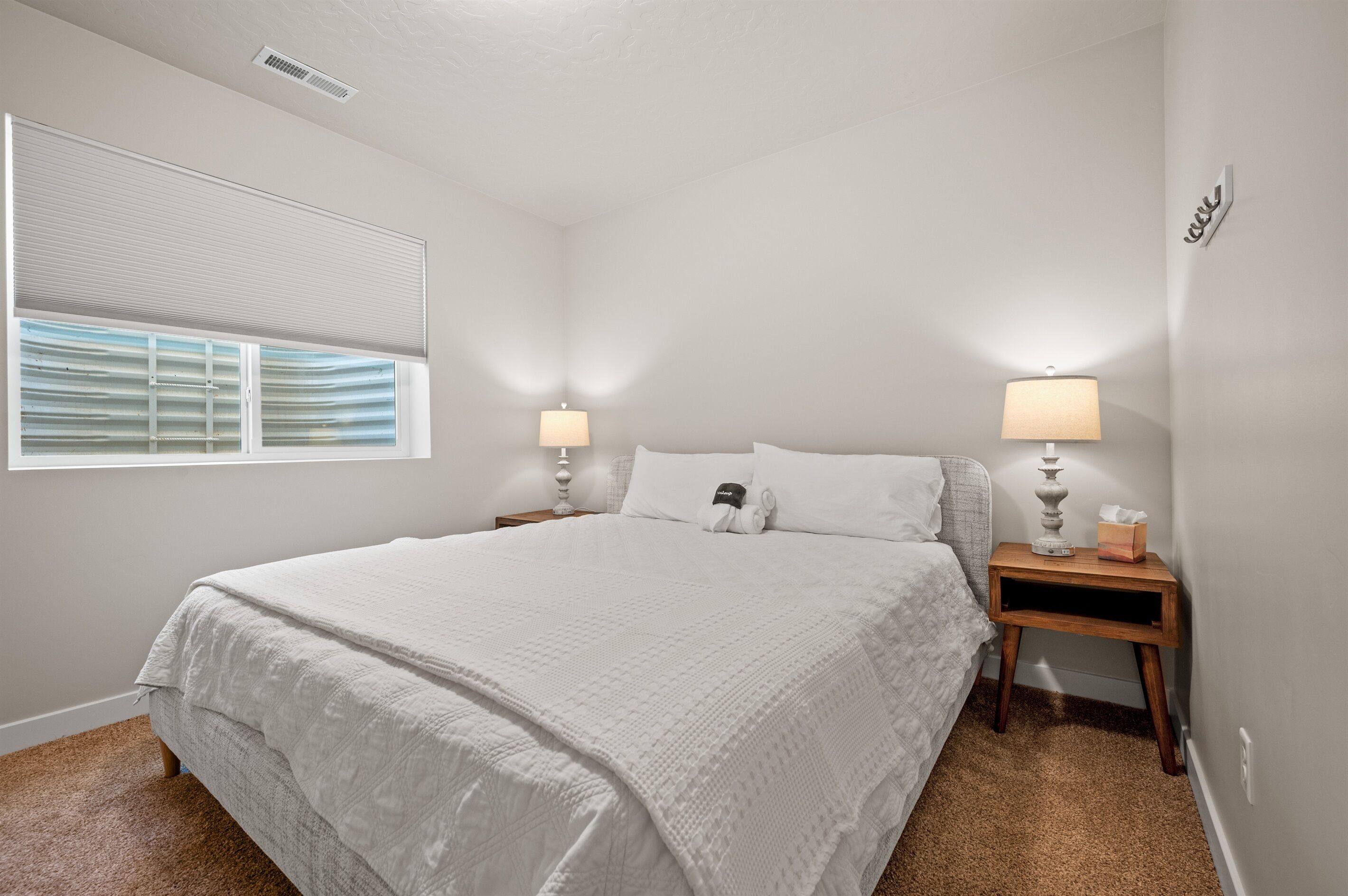 2 habitaciones, tabla de planchar con plancha y cuna de viaje 