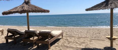 Una spiaggia nelle vicinanze