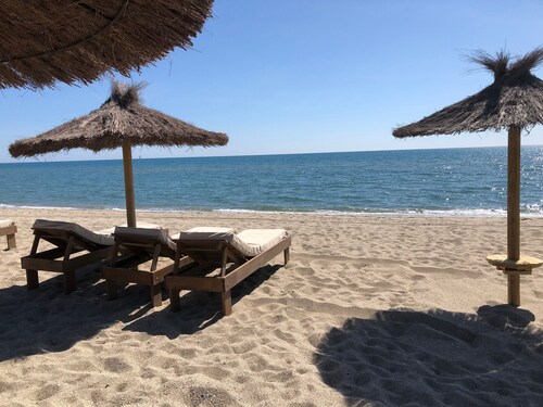 Renovated 2BR Ground Floor, 4P, Pets OK, Parking, 400m Beach