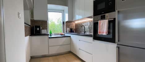 Frigorifero, microonde, forno, piano cottura