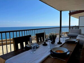 Outdoor dining - Domuum Holidays - Costa Pinos Deluxe (Salou)
