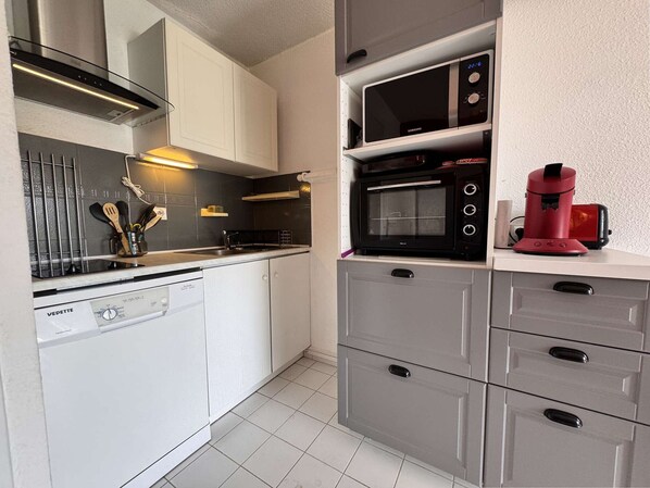 Microwave, dishwasher, coffee/tea maker