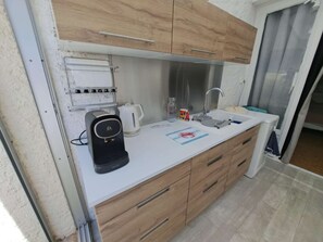 Réfrigérateur, micro-ondes, plaque de cuisson, cafetière/bouilloire