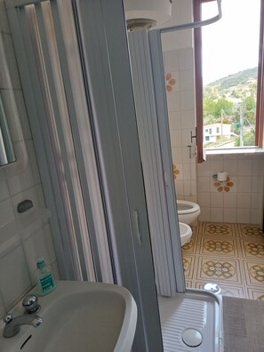 Dutxa, assecador de cabells, bidet i tovalloles 