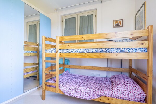 2 habitaciones, tabla de planchar con plancha y cuna de viaje