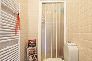 Douche, sèche-cheveux, bidet