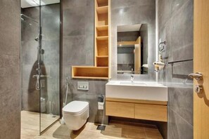 Haartrockner, Bidet, Handtücher, Seife