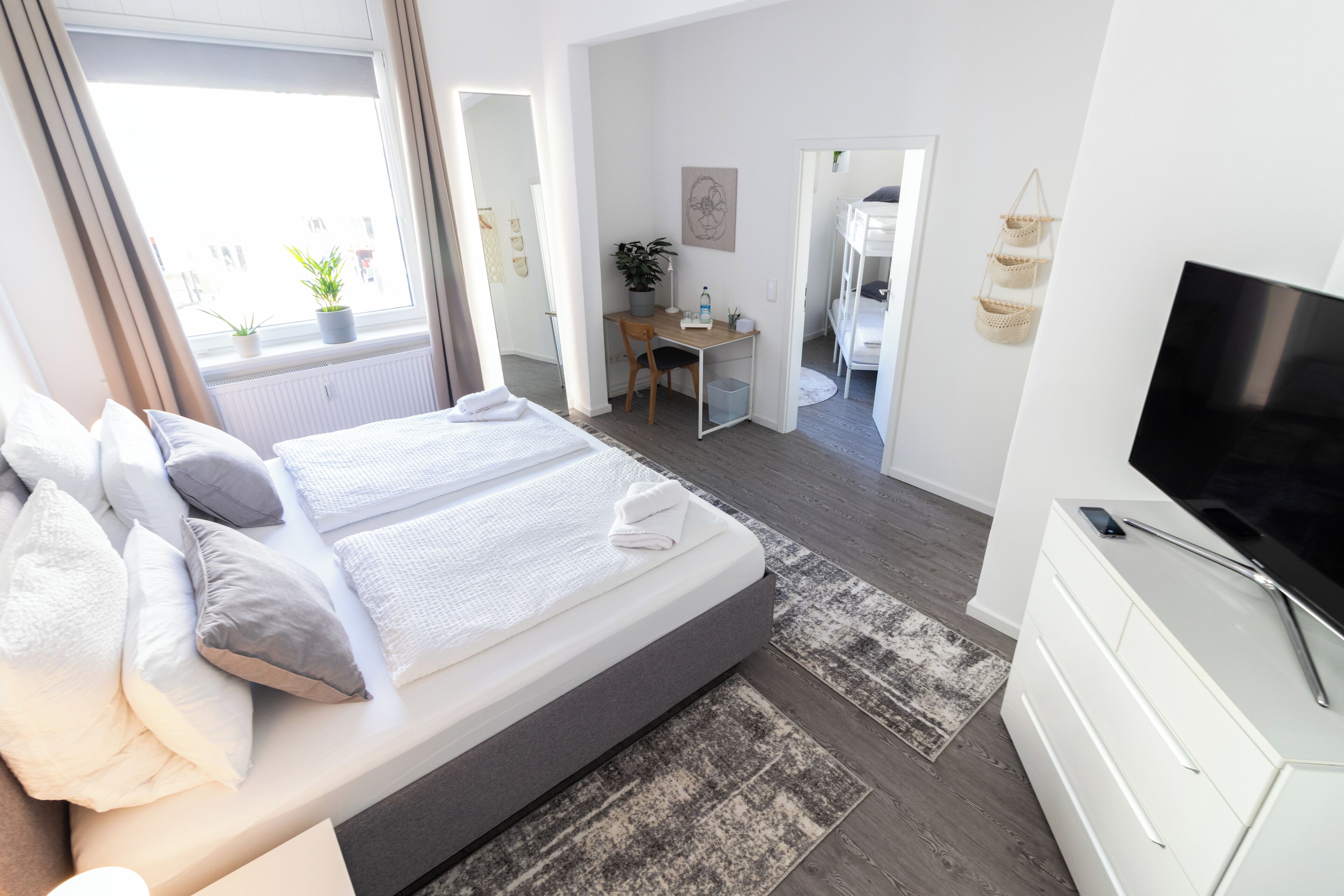 3 soverom, safe på rommet, skrivebord og reiseseng for barn