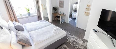 3 soverom, safe på rommet, skrivebord og reiseseng for barn