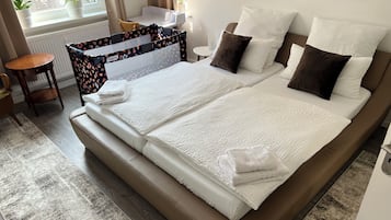 3 bedrooms, in-room safe, desk, travel cot