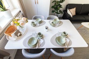 Smart TV, books - Stylish City Apartment at Lister Platz - Central, Quiet, Families-Friendly (Hannover)