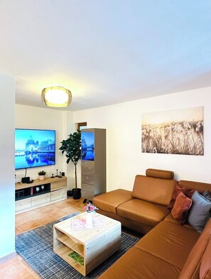 Smart-TV, Kamin, Videospiele, Tischtennisplatte