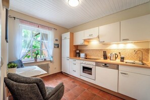 Fridge, oven, stovetop, dishwasher