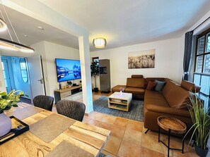 Smart-tv, een open haard, videospelletjes en een tafeltennistafel