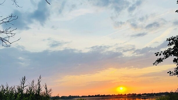 A beach with a calm lake reflecting the sunset. - Cozy vacation home between lake, forest and sea (Scharbeutz)