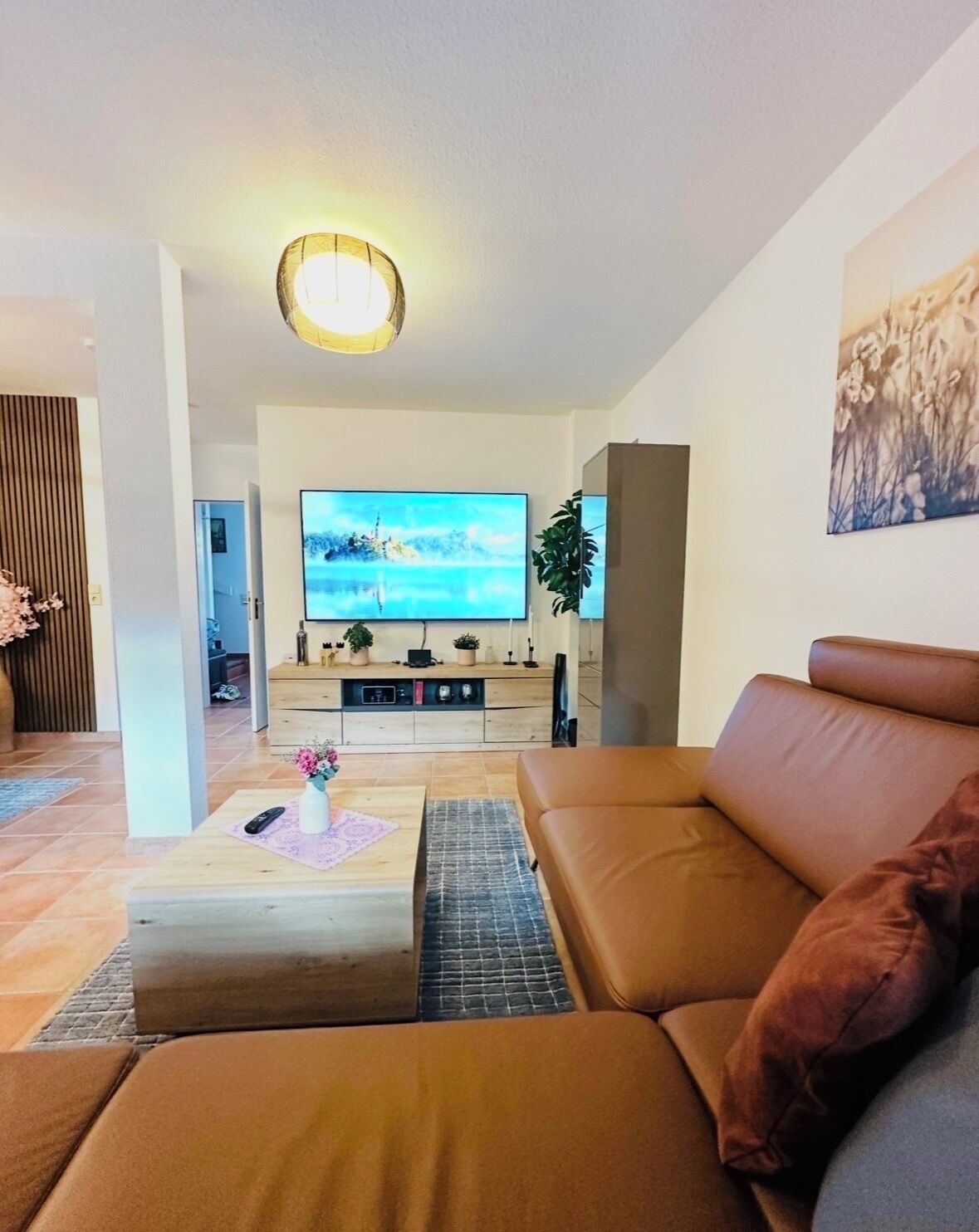 Smart-TV, Kamin, Videospiele, Tischtennisplatte