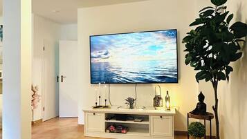 Smart-TV, Kamin, Videospiele, Tischtennisplatte
