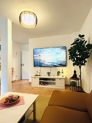 Smart TV, caminetto, videogiochi, tavolo da ping pong