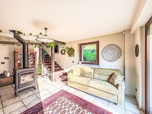 Televisión y chimenea 