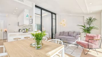 Apartemen Mewah, 1 Tempat Tidur King dengan tempat tidur Sofa | Area keluarga | TV layar datar