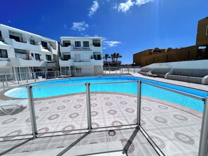 Una piscina al aire libre