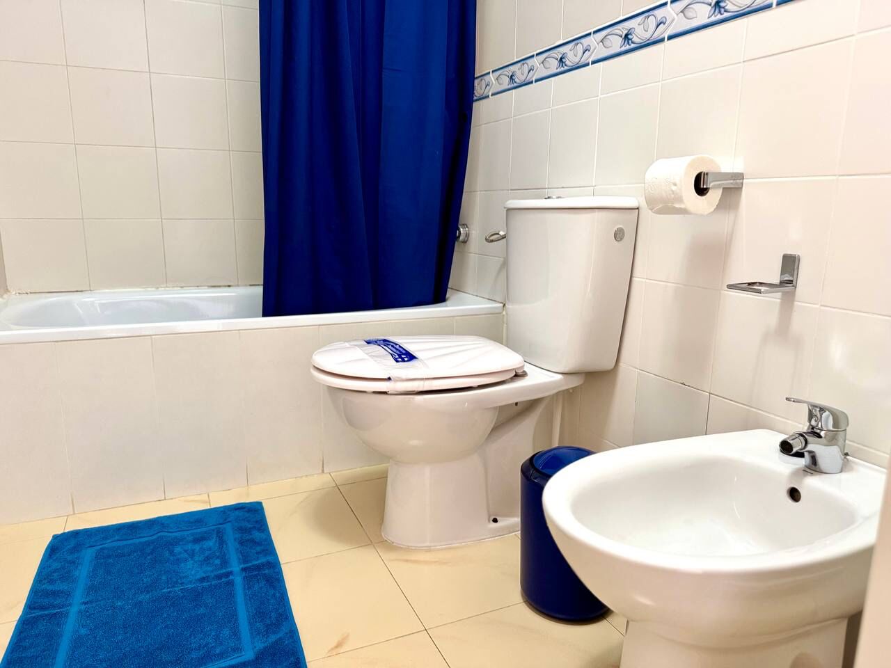 Hårtork, bidé, handdukar och tvål