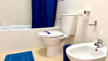 Een haardroger, een bidet, handdoeken, zeep