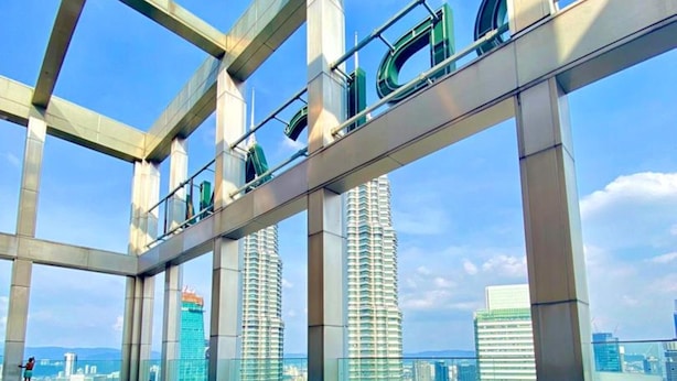 A rooftop infinity pool with a clear view of the city skyline. - TropicanaThe Residence KLCC By Cozy Stay (Kuala Lumpur)