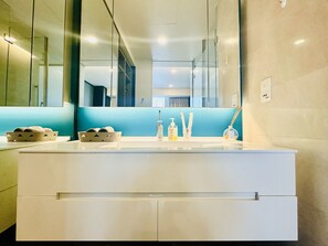 Deluxe King Room | Soundproofing, iron/ironing board, free WiFi, wheelchair access