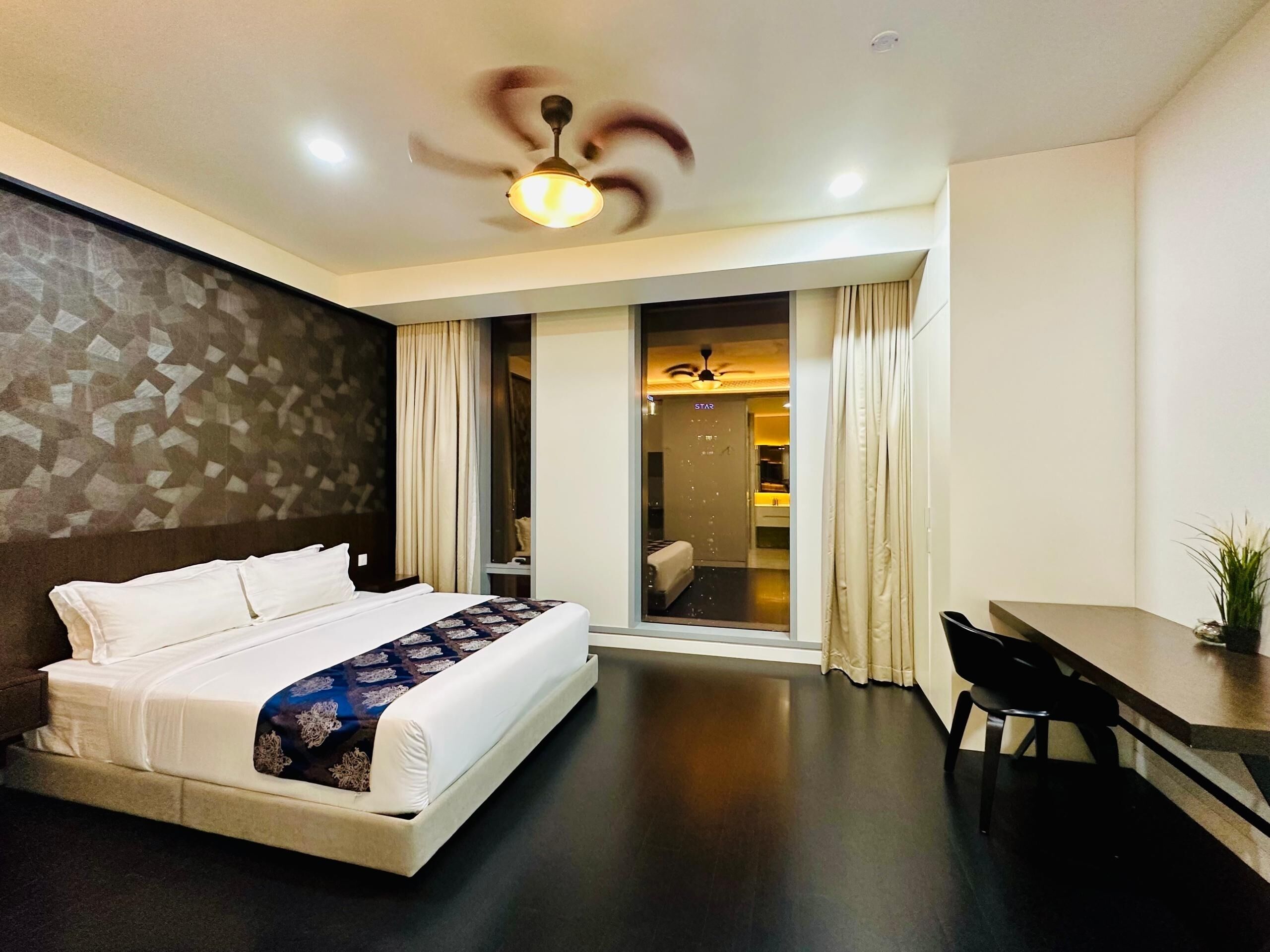 Three-Bedroom Apartment-High Floor | Quartos à prova de som, ferros/tábuas de passar roupa, Wi-Fi de cortesia