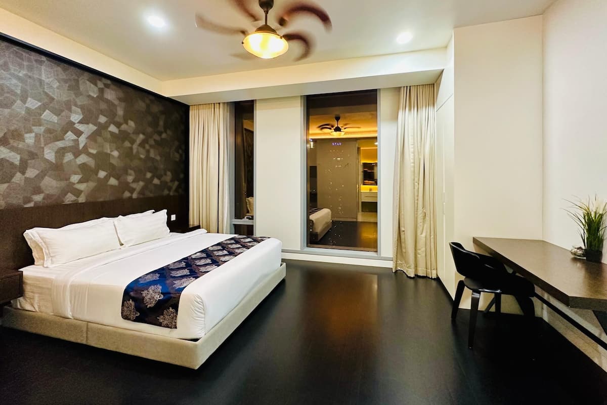 Three-Bedroom Apartment-High Floor | Quartos à prova de som, ferros/tábuas de passar roupa, Wi-Fi de cortesia