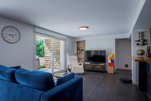 Smart-tv, eldstad och böcker