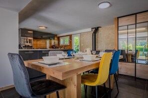 Dining - House in the south-western Sauternes wine region (Coimères)