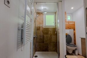 Douche, sĂšche-cheveux, serviettes fournies