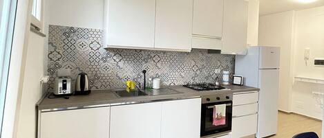 Een oven, een kookplaat, een vaatwasser