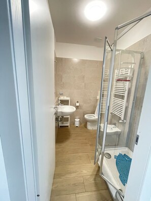 تجهيزات دش، مجففات شعر، مراحيض شطف، مناشف