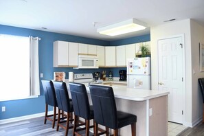 Kjøleskap, mikrobølgeovn, ovn og oppvaskmaskin