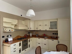 冷蔵庫、電子レンジ、オーブン、コンロ