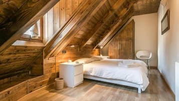 Deluxe Twin Room, Valley View | In-room safe, desk, laptop workspace, free WiFi