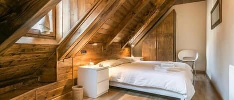 Deluxe Twin Room, Valley View | In-room safe, desk, laptop workspace, free WiFi