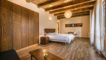 In-room safe, desk, laptop workspace, free WiFi