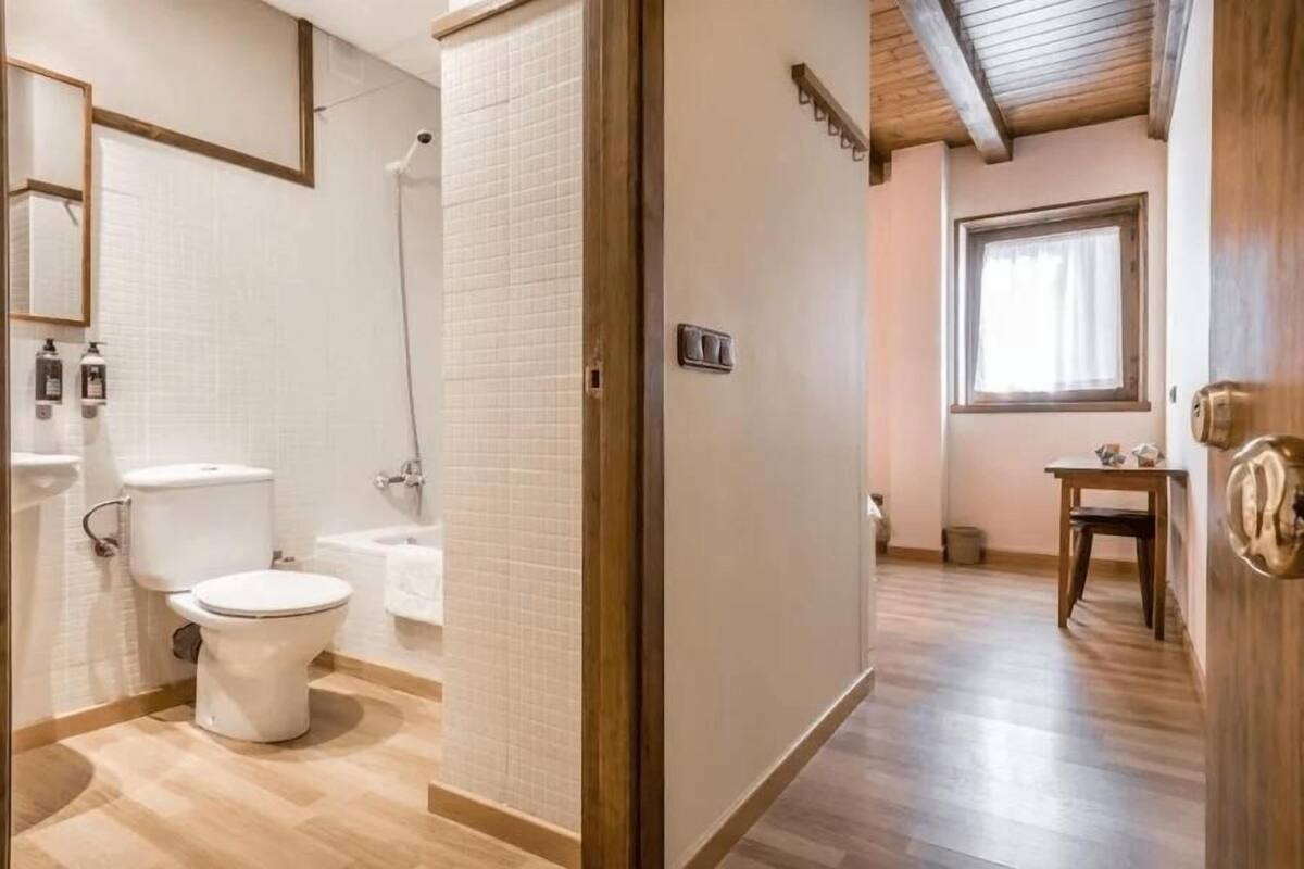Une salle de bain avec des toilettes, une douche et un lavabo.