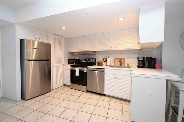 Fridge, microwave, oven, stovetop
