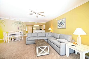 Smart TV, caminetto, lettore DVD